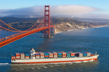 Container cargo ship under Golden Gate bridge - obrazy, fototapety, plakaty