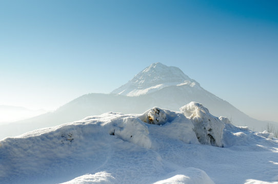 Gipel des &Ouml;tschers in den winterlichen Alpen