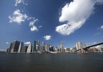 Fototapeta na wymiar New York City Skyline w Brooklyn Bridge