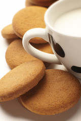 Tazza di latte con biscotti