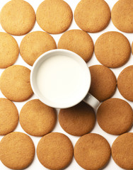 Tazza di latte con biscotti