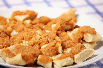 Cheese dumplings with breadcrumbs