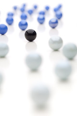 Schwarze Kugel zwischen weißen und blauen Kugeln