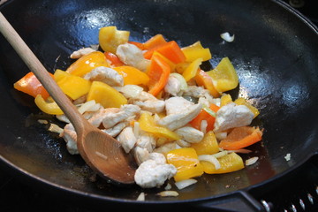 Zubereitung von Putengeschnetzeltem im Wok