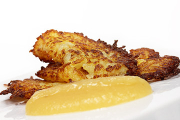 Reibekuchen mit Apfelmuss