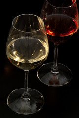Calici con vino bianco e rosso