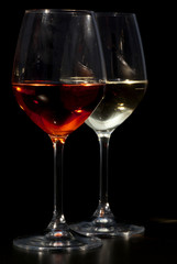 Calici con vino rosso e bianco