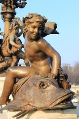 Statue d'un gar&ccedil;on sur un poisson, pont Alexandre III &agrave; Paris