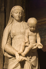 Fototapeta na wymiar Paryż - Święta Maryjo statua z Madeleine kościoła