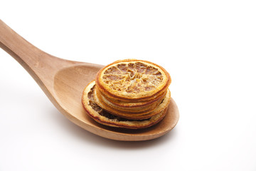 Getrocknete Zitrone auf Holzlöffel