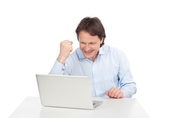 mann am laptop ballt die faust