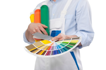 handwerker mit farben und farbfächer