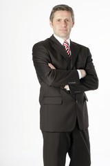 Geschäftsmann mit verschränkten Armen