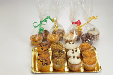 Muffins  decorados en bandejas doradas