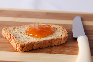 biscotte et confiture d'abricot