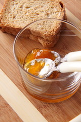 biscottes et confiture d'abricots