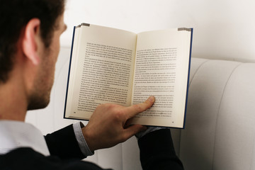 Mann liest ein Buch in der Freizeit