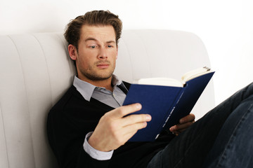 Mann liest ein Buch in der Freizeit