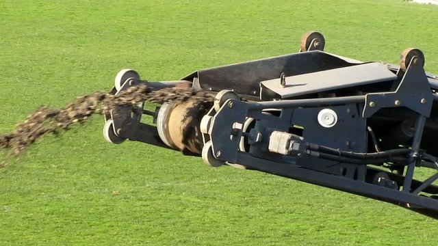 Fraiseuse raboteuse routi&egrave;re et son tapis roulant