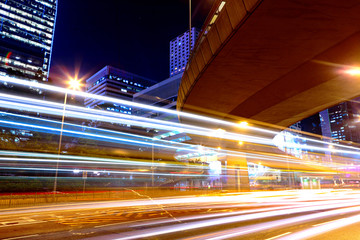 Fototapeta na wymiar ruchu w mieście w nocy