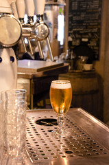 verre de bière fraiche au bar