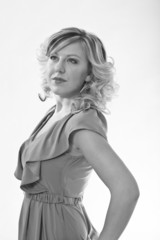 Fototapeta premium Halbtotale einer jungen blonden Frau (schwarz-weiss)
