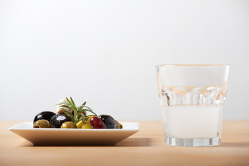 Großansicht des gemischten Antipasti mit Ouzo