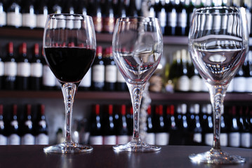 Verres de vin en dégustation
