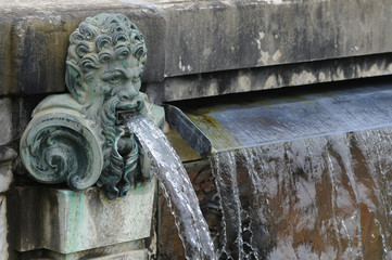 France, fontaine dans le jardin du château de Versailles