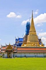 Fototapeta premium Golden Pagoda at Wat Phra Keao Temple