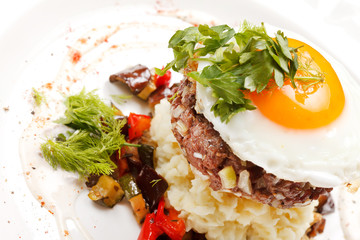 beef burger with egg and potatoes