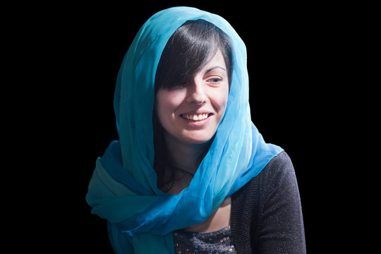 mujer con pa&ntilde;uelo azul