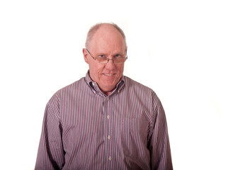 Obraz premium Starszy łysy mężczyzna w koszuli w paski, uśmiechając się przez okulary.