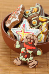 Gingerbread in a brown bowl