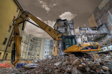 Palazzo Demolito con Ruspa