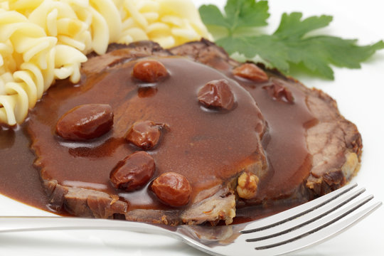 Rheinischer Sauerbraten mit Nudeln