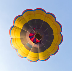 Obraz premium under view of hot air balloon