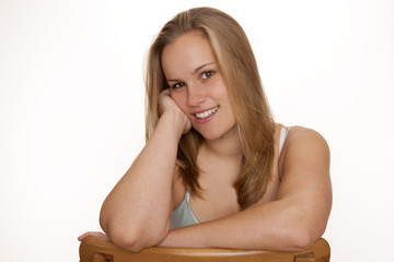 Junge freundliche Frau blickt keck