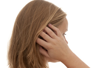 Blonde Frau hat Kopfschmerzen, Ohrenschmerzen
