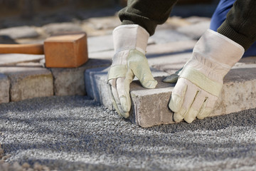 handwerker pflastert den hof