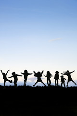 Fototapeta na wymiar Silhhouette z grupy dzieci zabawy i skakania