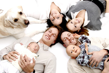 glückliche familien mit kindern und hund