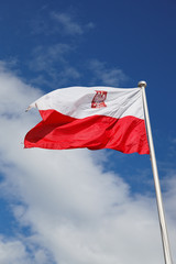 Fototapeta na wymiar Polskich flag narodowych na tle błękitnego nieba.