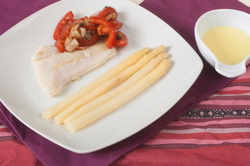 Fischfilet mit Spargel und Tomaten-Kapern Salat