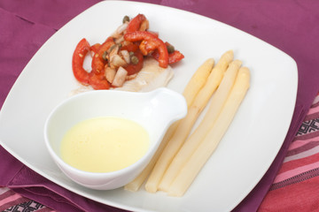 Fischfilet mit Spargel und Tomaten-Kapern Salat