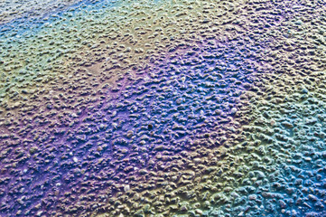 Benzinlache auf dem Asphalt