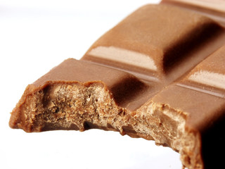 Mordiendo una barra de chocolate.