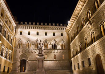 Palazzo Sambieni at night