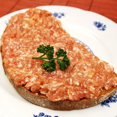 Brot mit dick Hack drauf