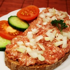 Hackepeter mit Zwiebeln auf Brot